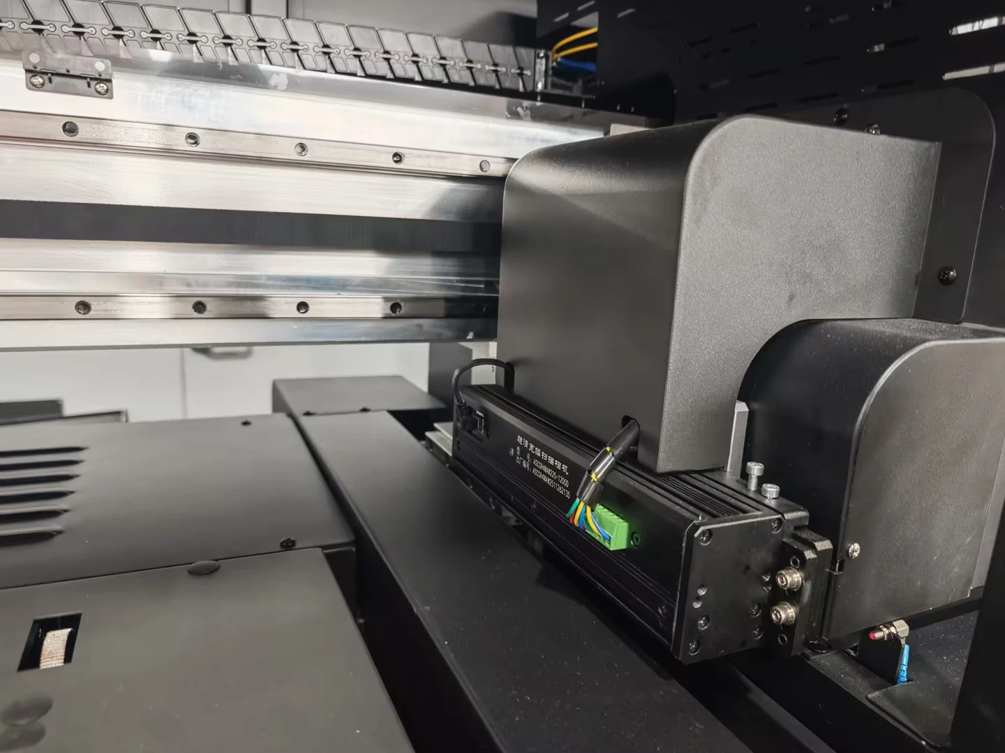 Smetti di fare affidamento sull'allineamento manuale: come la stampante multifunzione con sollevamento a piattaforma UV-H9060 ridefinisce la stampa di precisione con la localizzazione visiva intelligente
